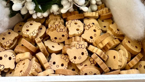 Пуговицы деревянные Hello Kitty 